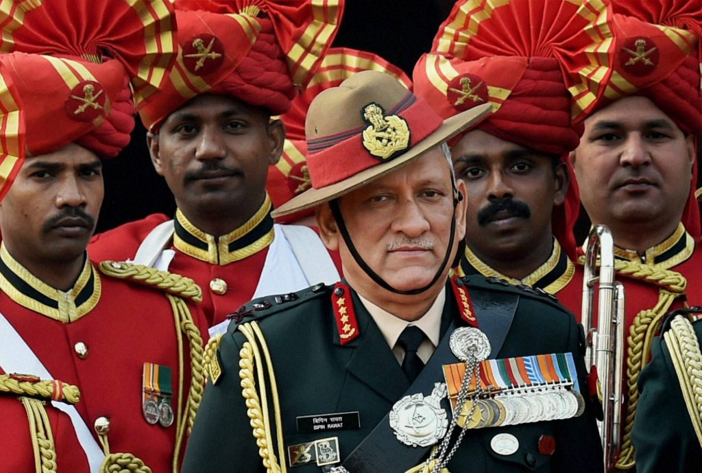 armychiefpaystributetosoldierskilledinkashmir